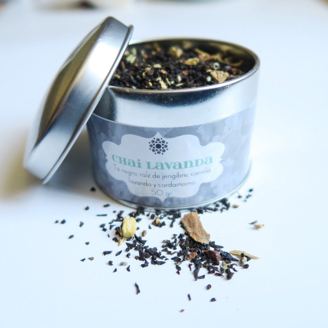Té negro cardamomo verde raíz de jengibre canela y lavanda.