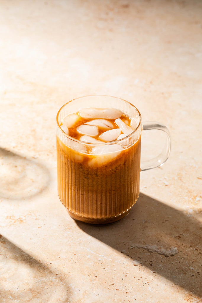 Iced Matcha Latte de Avena: el cremoso vegano que se toma solito