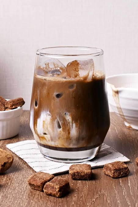 Iced Hōjicha Latte: el latte tostado y sin nervios para tus tardes