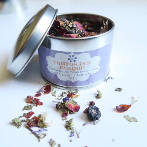 Pétalos de rosa moras cerezas malva azul hojas de frambuesa y fresa